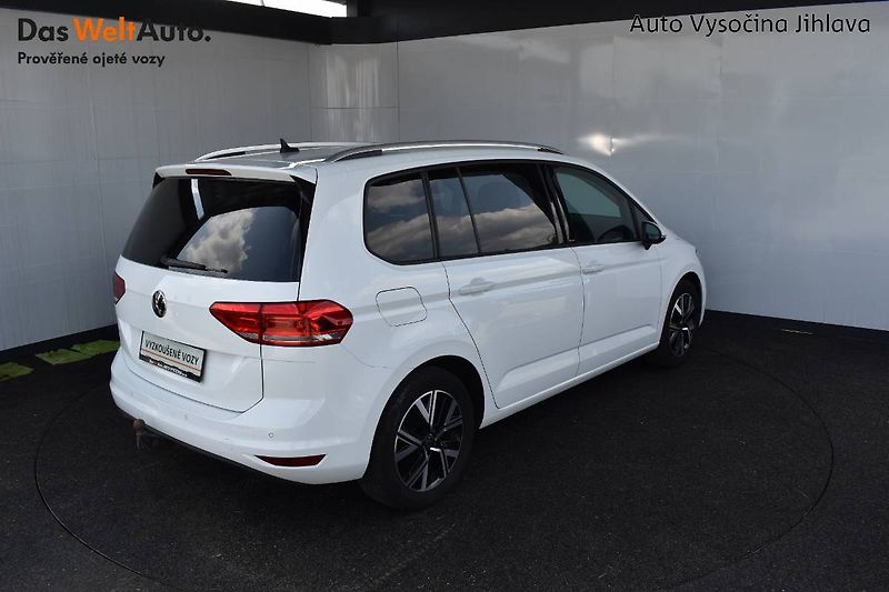 Volkswagen Touran (2022) 2.0TDI 110kW DSG,LED,Active - fotka 2 z 22