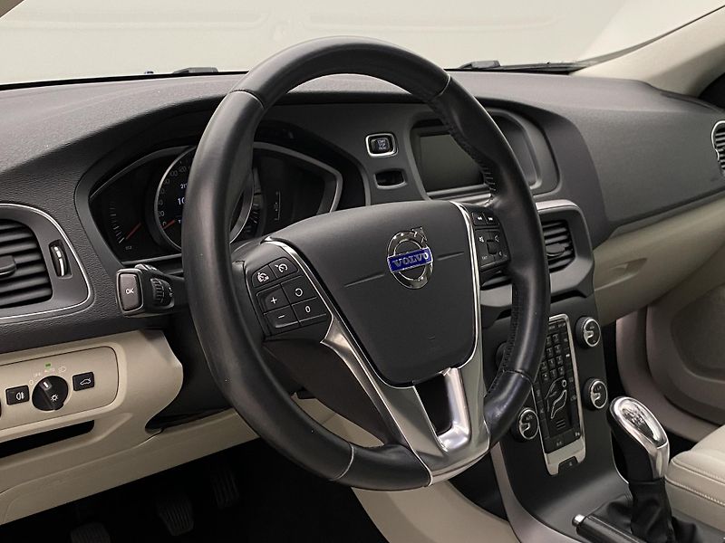 Volvo V40 D2 MOMENTUM CZ 1.maj. - fotka 18 z 44