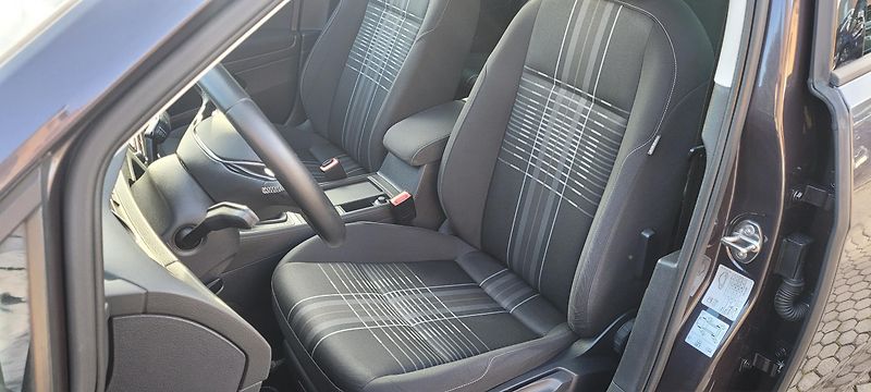 Volkswagen Golf (2015) 7 1,2 TSi 81kW benzín Lounge - fotka 10 z 35