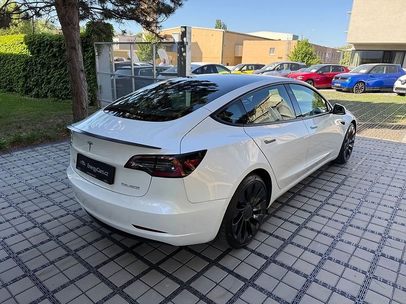 Tesla Model 3 Performance 82 kWh - fotka 35 z 37