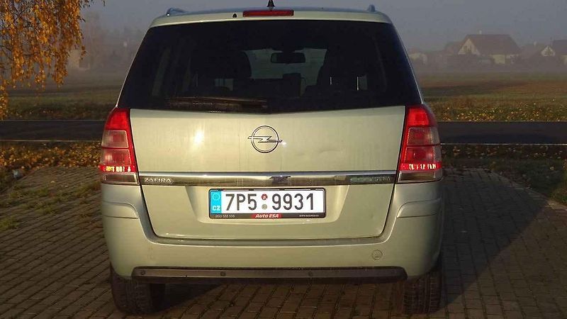 Druhá generace působí dojmem evoluce generace první, kterou pro Opel nakreslila vývojová kancelář Porsche.