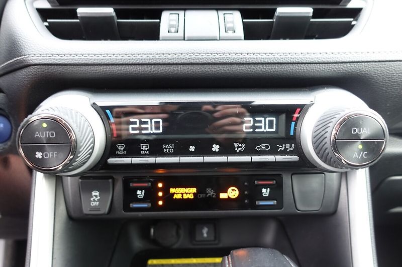 Toyota RAV4 2.5 HEV Executive 4x4 - fotka 25 z 34