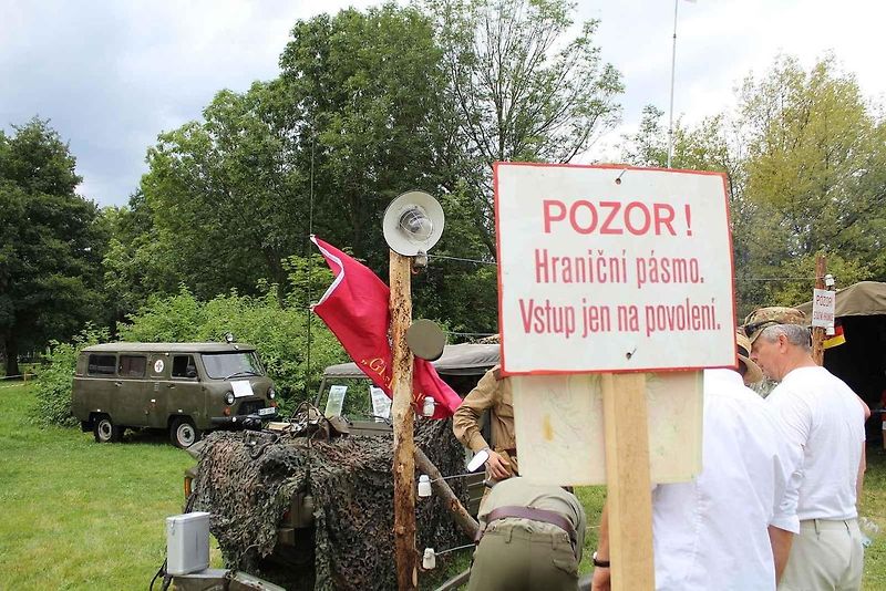 Majitel Tatry 128 František Zimmermann za volantem. Jeho vůz byl středem pozornosti vojenského kempu v Oseku u Duchcova.