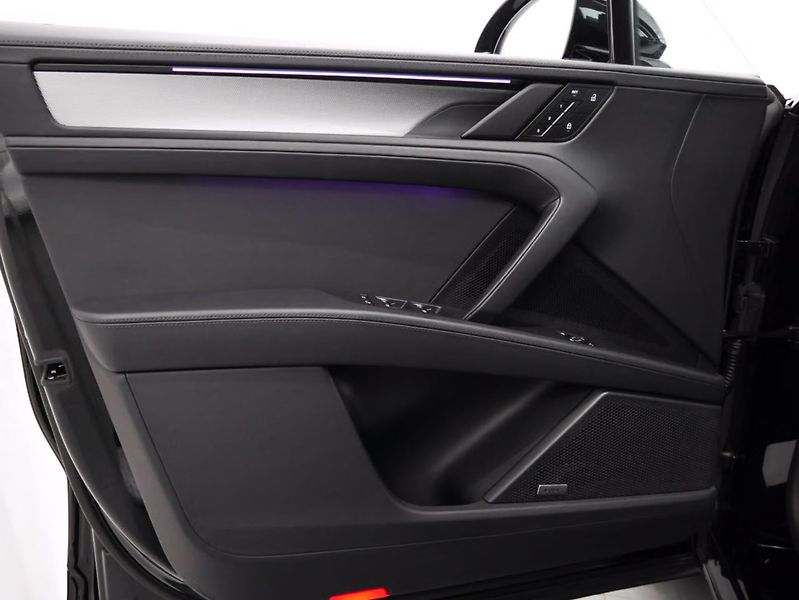 Porsche Cayenne Electric 360 HuD Display spol. - fotka 22 z 24