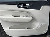 Volvo XC60 B5 AWD PLUS, LIGHT PAKET, ACC - náhled 8