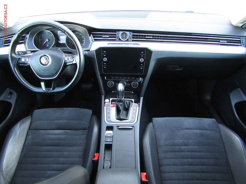 Volkswagen Passat (2018) 2.0TDi, 2.maj,ČR, R-Line, DSG - fotka 8 z 20