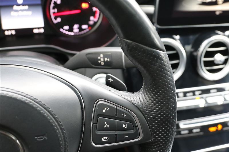 Mercedes-Benz GLC 3,0 43 AMG, Automat, Tažné - fotka 31 z 61