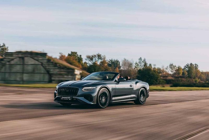 Auta se představila v novém showroomu Bentley v Praze.