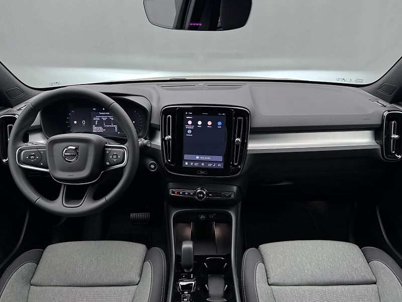 Volvo XC40 (2026) B3 AUT DARK PLUS - fotka 2 z 24