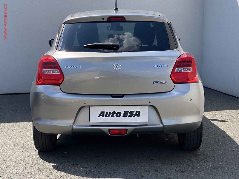 Suzuki Swift (2022) 1.2i HYBRID, Navi, kamera - fotka 5 z 17