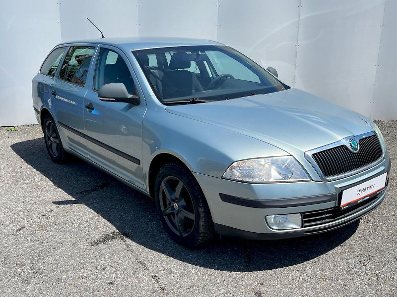 Škoda Octavia (2011) 1.6 MPI Tour Trumf Combi - fotka 23 z 24