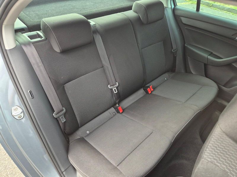 Škoda Rapid (2013) Ambition 1.6 TDI 77 kW 5°manuá - fotka 18 z 27