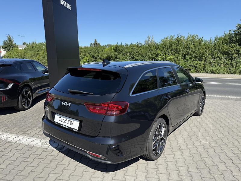 Kia Ceed (2025) SW TOP 1.5 T-GDI 7DCT ALU 17  - fotka 3 z 15