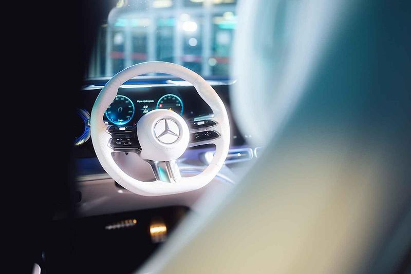 Mercedes-Benz letos odstartoval novou éru jako globální partner ženského tenisu (WTA). Své ambice v tomto sportu nyní potvrzuje i v České republice, kde v rámci ostravského turnaje představuje dvě klíčové novinky: novou generaci modelů GLB a GLC.