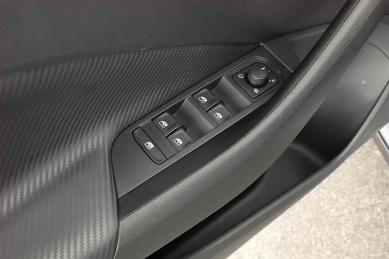 Škoda Kamiq (2025) 1.0 TSI, MONTE CARLO, AUTOMAT - fotka 9 z 18