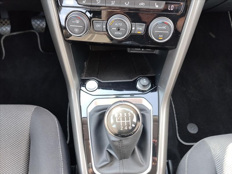 Volkswagen T-Roc 1,5   1,5TSI 110Kw - fotka 15 z 31