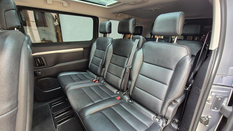 Peugeot Traveller (2021) 2.0 BlueHDi ALLURE L3 - fotka 16 z 25