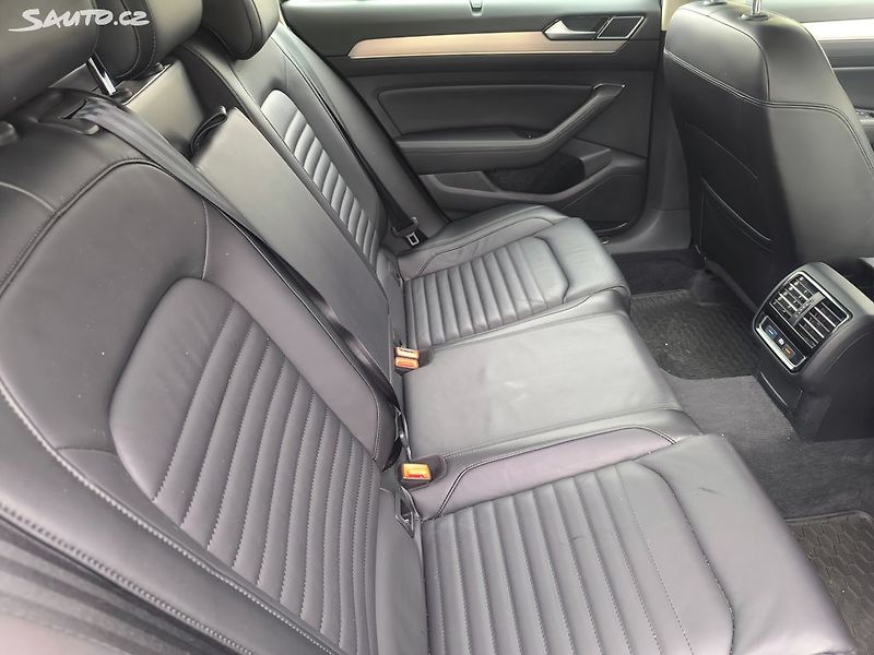 Volkswagen Passat R-LINE,MAX VÝBAVA,KRÁSNÝ,1.MAJ - fotka 11 z 29