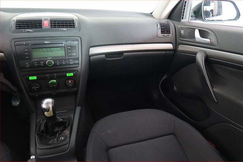 Škoda Octavia (2004) Ambiente 1.9 TDI, nová STK - fotka 8 z 15
