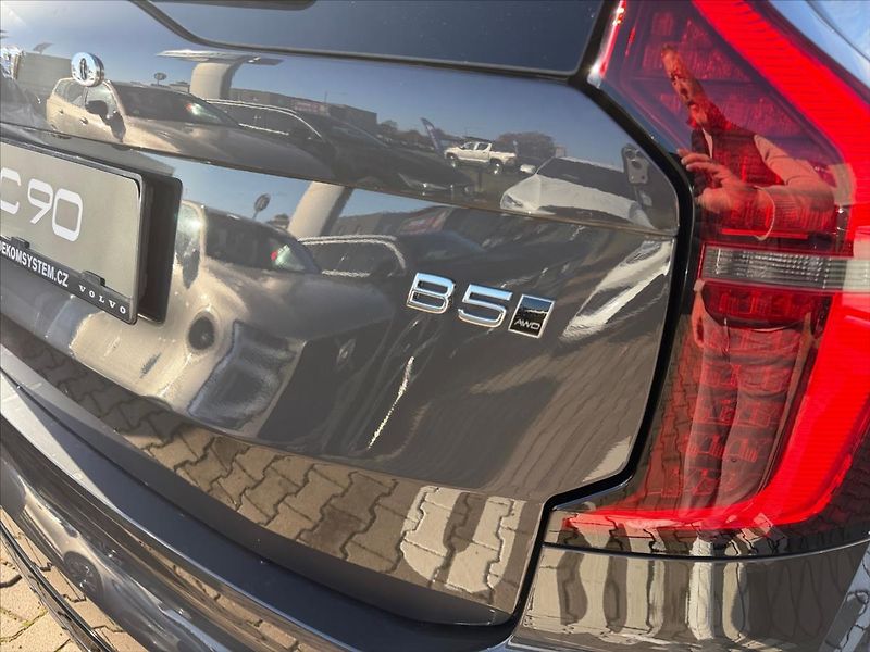 Volvo XC90 (2026) 2,0 B5 AWD Plus Dark 6135 - fotka 14 z 14