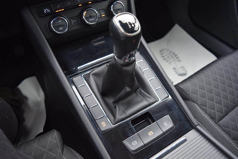 Škoda Superb (2017) 1.4TSI 92kwSTYLE XEN NAVI APP  - fotka 25 z 49