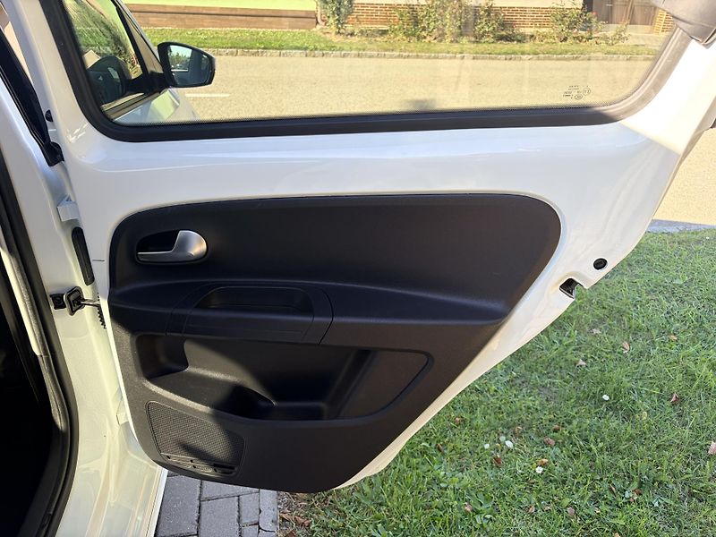 Volkswagen e-up! 64kW KAMERA SOH 84% - fotka 32 z 36