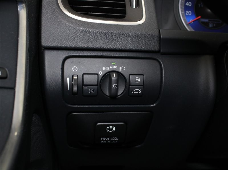 Volvo V60 2,4 D4 AT AWD R-Desing ČR - fotka 17 z 20