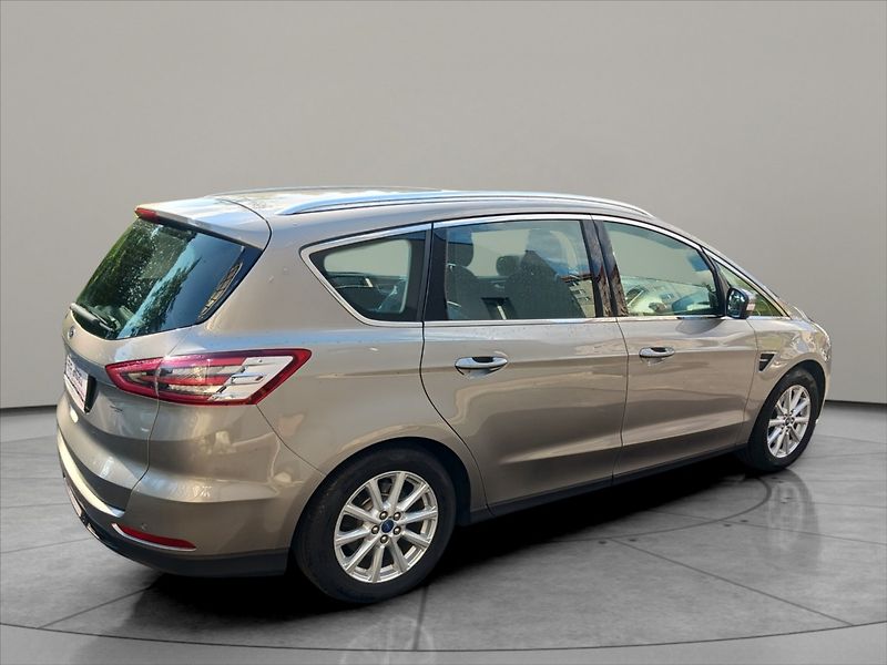 Ford S-MAX 2,0 Titanium 110 kW PowerShift - fotka 8 z 39