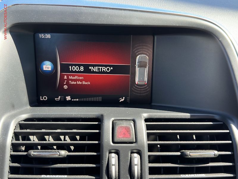 Volvo XC60 (2017) 2.4 D 4WD, 2.maj,ČR, AT, TZ - fotka 15 z 20
