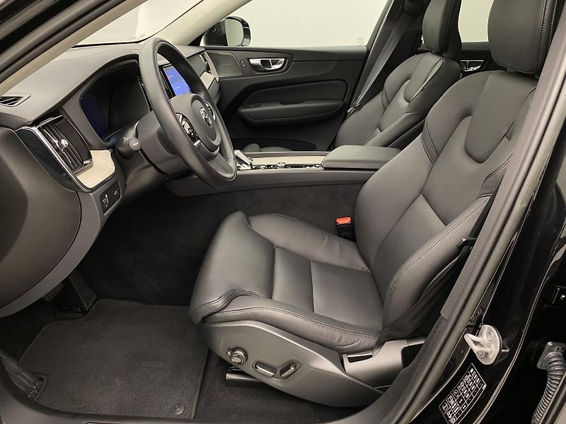 Volvo XC60 B5 AWD INSCRIPTION REZERVACE - fotka 3 z 43