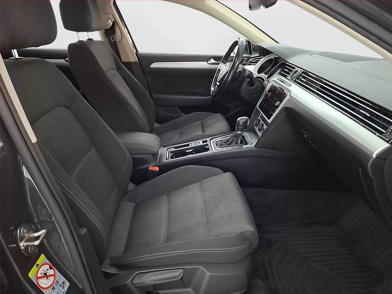 Volkswagen Passat (2018) 2.0 TDI, Automat, Navi - fotka 9 z 17