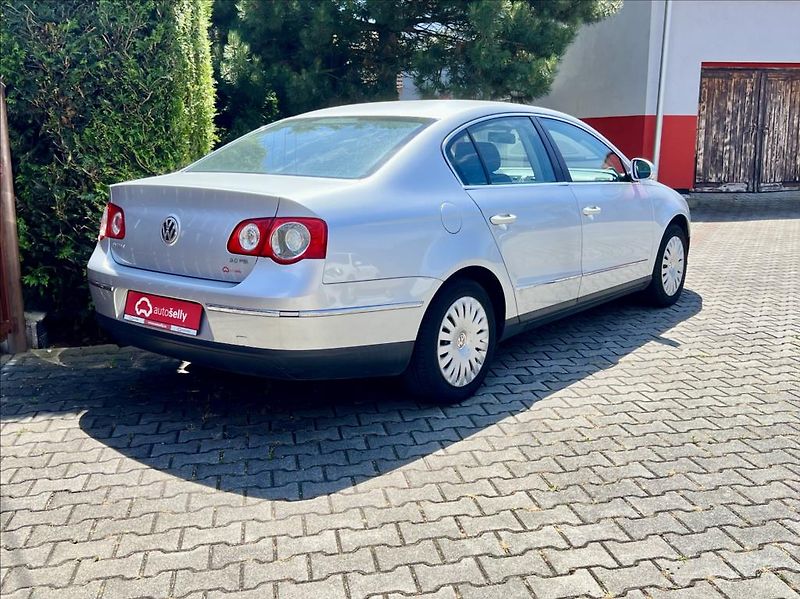 Volkswagen Passat 2,0 FSI  COMFORTLINE - fotka 5 z 28