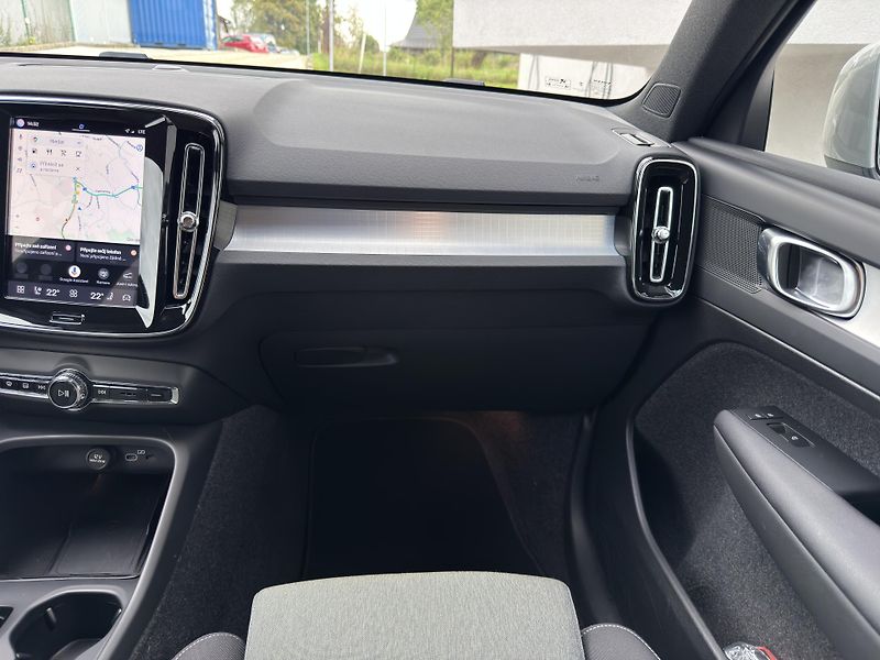Volvo XC40 B3 FWD // CORE // 1. maj. //ČR - fotka 19 z 36