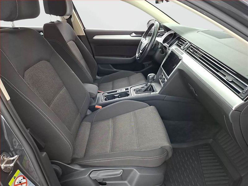 Volkswagen Passat (2018) 2.0 TDI, Automat, Navi - fotka 9 z 21