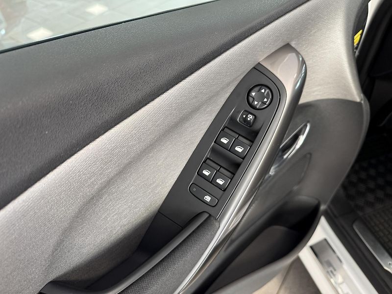 Citroën Grand C4 SpaceTourer 1.5 Blue HDi 130 EAT8 Shine P. - fotka 27 z 53