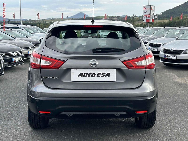 Nissan Qashqai (2014) 1.2 DiG-T, AC, park. kamera - fotka 5 z 20
