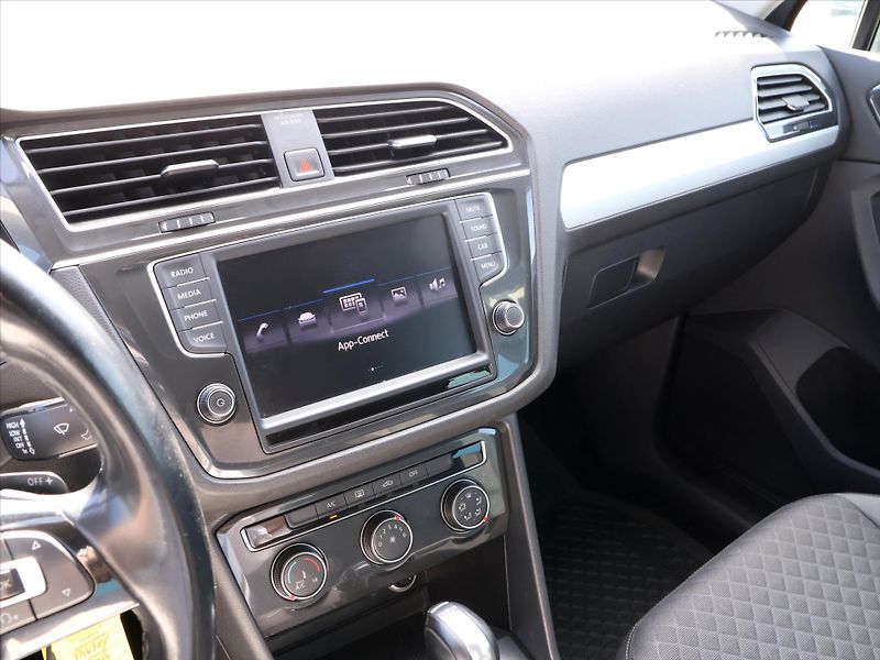 Volkswagen Tiguan 1,4 TSI 110kW DSG LED 1.Maj. - fotka 17 z 27