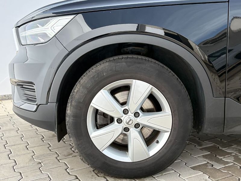 Volvo XC40 Momentum core T2 95kW - fotka 9 z 23