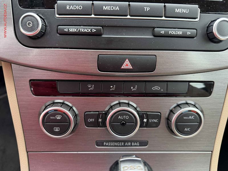 Volkswagen Passat (2012) 2.0TDi, DSG, výhřev sed - fotka 14 z 17