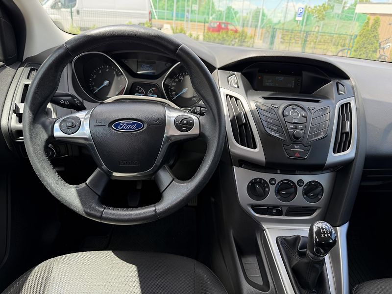 Ford Focus (2014) 1.6i 77 kW/park. senzor - fotka 13 z 19