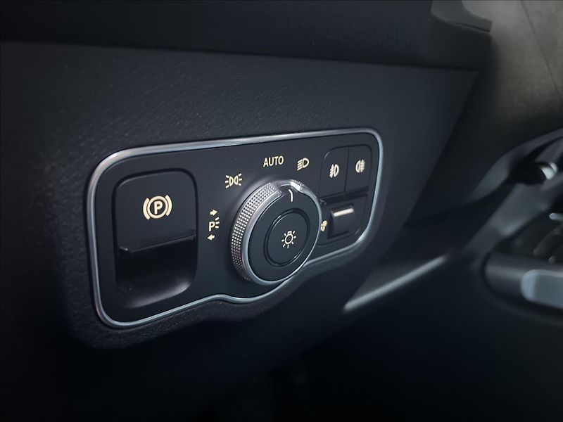Mercedes-Benz GLB 200d 4MATIC - fotka 11 z 23
