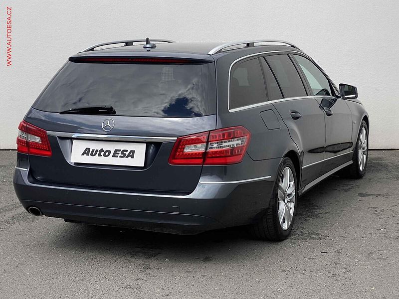 Mercedes-Benz Třídy E (2010) 1.8 CGi E200, Avantgarde, AT - fotka 4 z 19