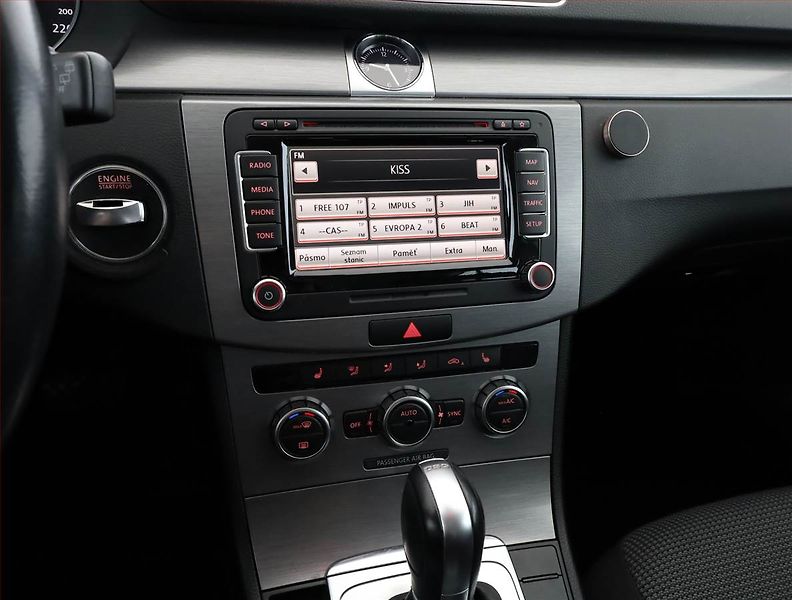 Volkswagen Passat (2014) 2.0 TDI, Automat, Xenony - fotka 10 z 17