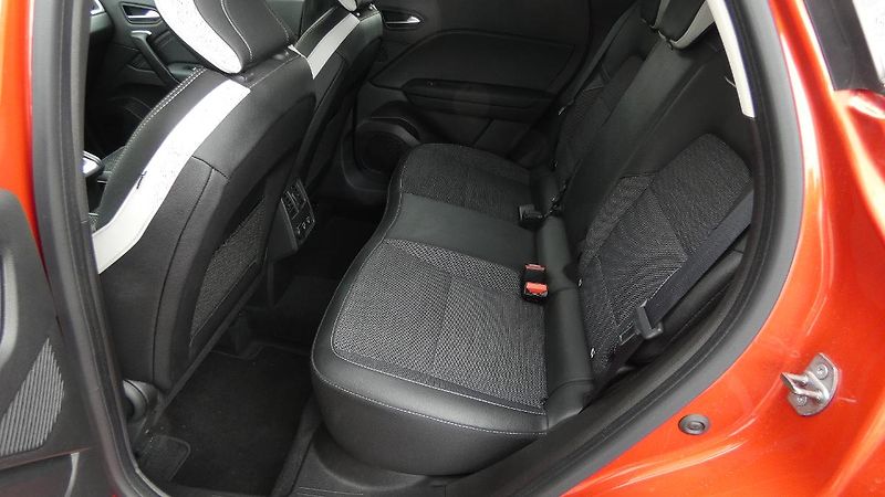 Renault Captur 1,3  TCe 140 Techno EDC - fotka 19 z 22
