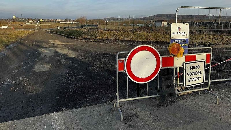 Staveniště D55 U Strejčkova lomu, kde vyroste ekodukt, jehož konstrukci bude tvořit přesypaný klenbový rám z betonu o dvou polích.