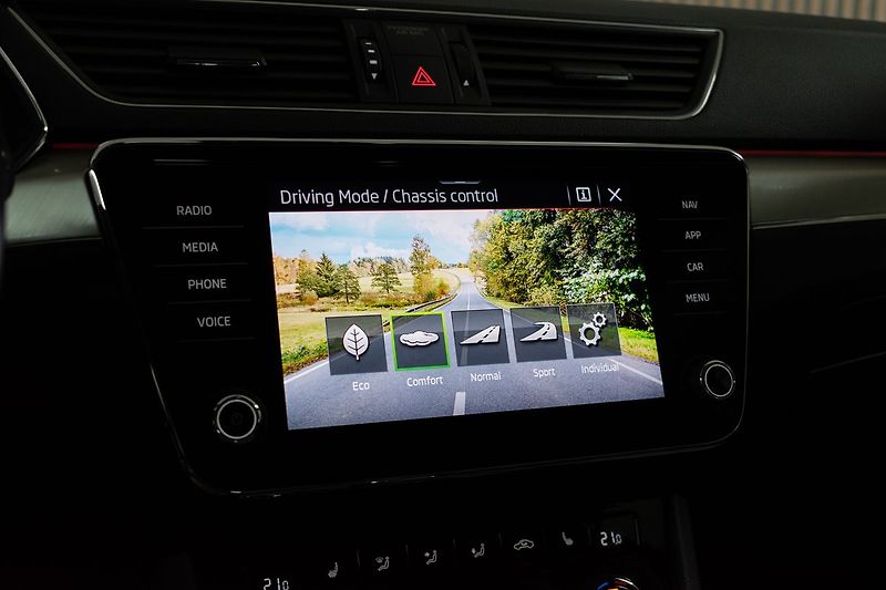 Škoda Superb 2.0TDI L&K*4xVÝHŘEV*DPH*ČR 1.M - fotka 31 z 49