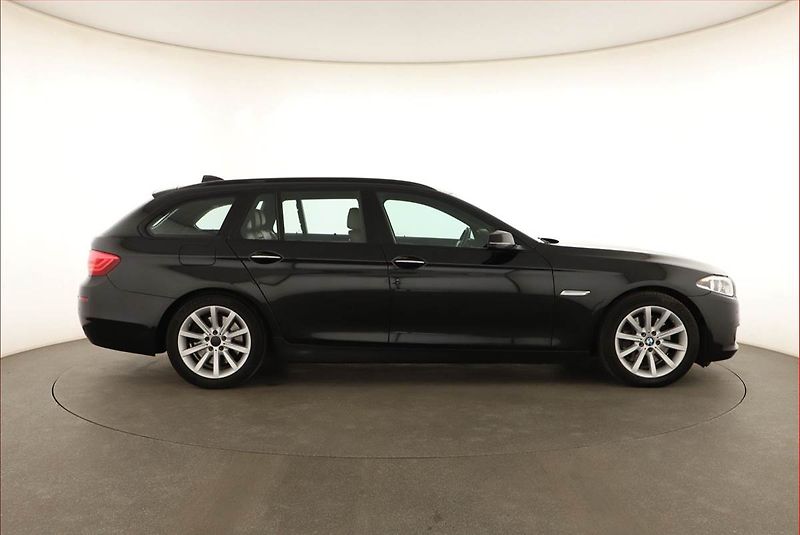 BMW Řada 5 (2015) Individual 530d xDrive, 4X4 - fotka 6 z 21