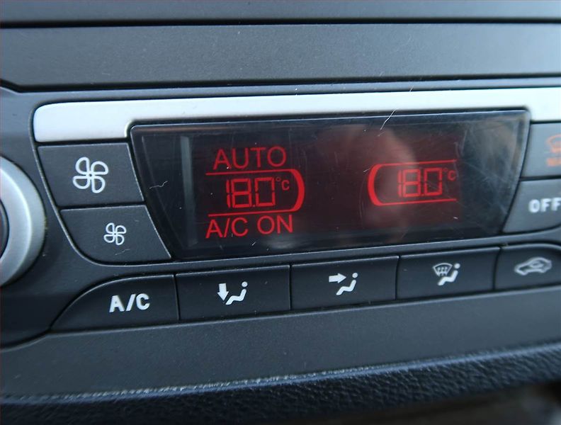 Ford C-MAX (2008) Ghia 1.6 TDCi, Tažné, Klima - fotka 16 z 17