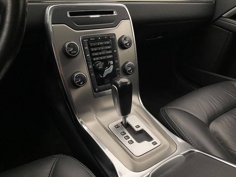 Volvo XC70 D5 AWD SUMMUM REZERVACE - fotka 31 z 49