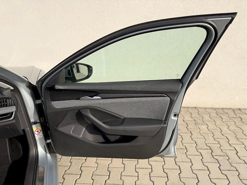 Škoda Superb (2024) COMBI SELEC TD 110/2.0 A7F - fotka 33 z 35